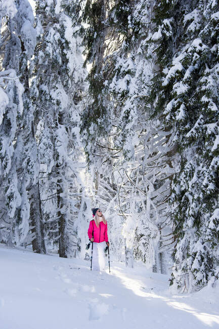 Молода жінка, що йде в гори, взимку — стокове фото