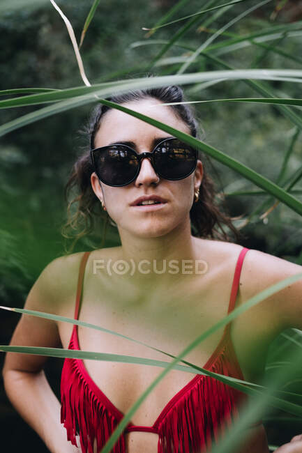 Jeune fille avec des lunettes de soleil dans la nature — Photo de stock