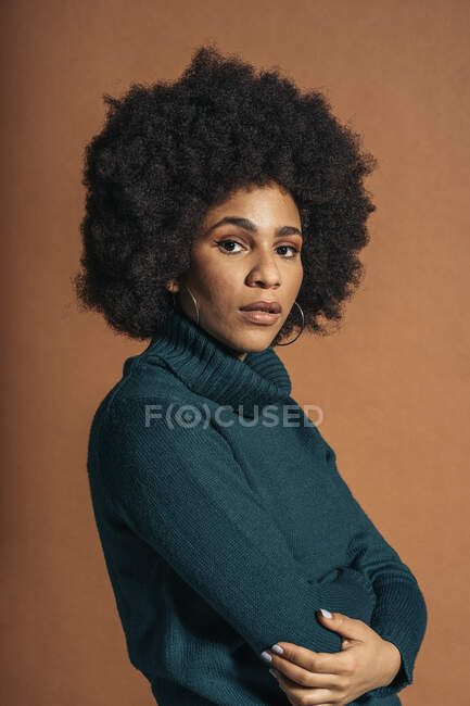 Garota afro expressiva no estúdio — Fotografia de Stock