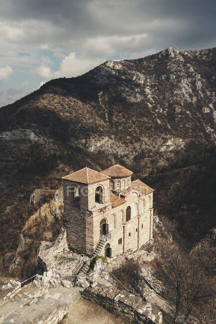 L'antica fortezza in pietra, patrimonio dell'umanità unesco in un paesaggio montano nella repubblica ceca. — Foto stock