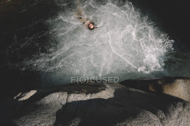 Vista de pájaro de mujer flotando en una piscina de burbujas de ensueño - foto de stock