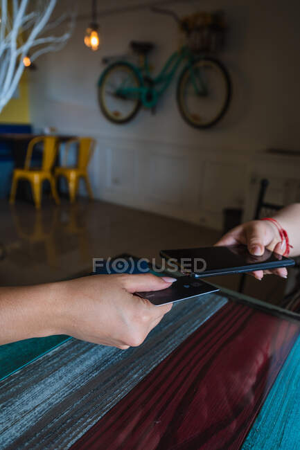 Contact less using smartphone with a debit card for payment NFC — Stock Photo
