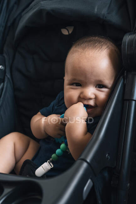 Feliz bebé en el cochecito retratos - foto de stock