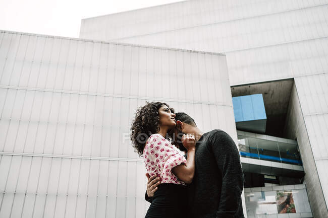 Afetuoso e feliz casal preto juntos ao ar livre — Fotografia de Stock