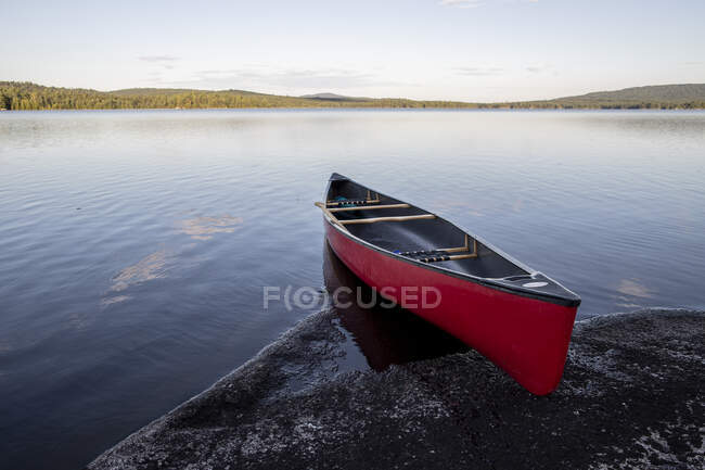 Red boat on the lake at sunny day — Stock Photo