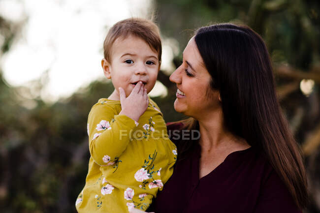 Jovem mulher com filha no parque — Fotografia de Stock