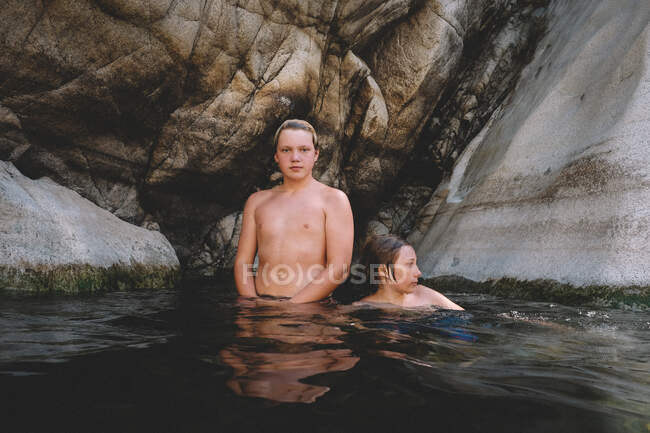 Zwei Freunde posieren im Wasser mit Granite Canyon Wall — Stockfoto