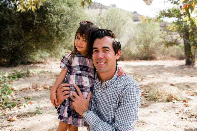 Vater & Tochter lächeln für Kamera im Park in San Diego — Stockfoto