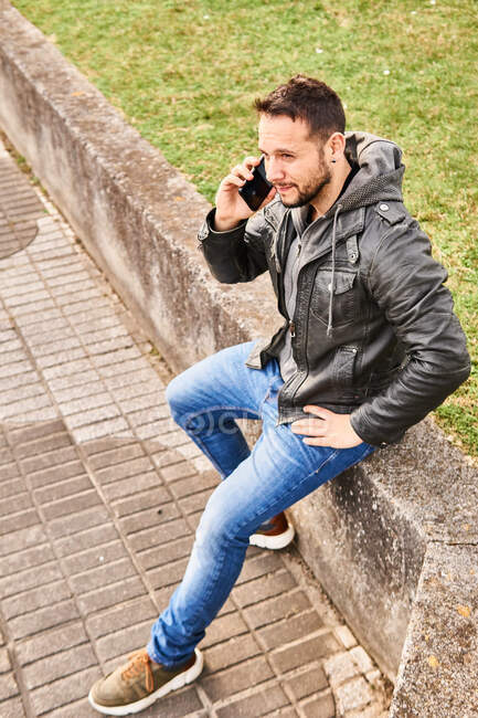 Чоловік розмовляє по телефону в сонячний день — стокове фото