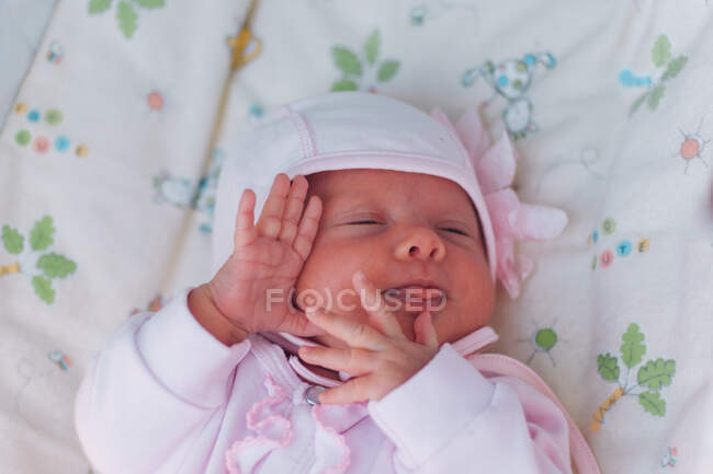 Retrato de linda niña recién nacida - foto de stock
