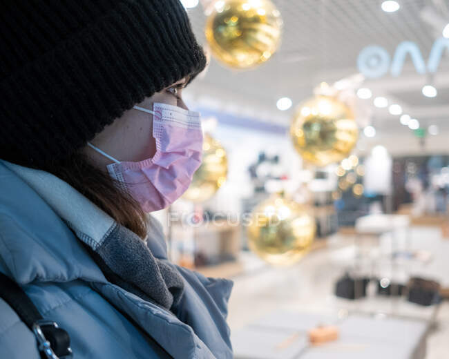 Donna con maschera in centro commerciale — Foto stock