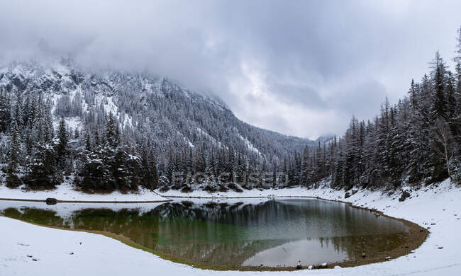 Green lake Gruner see cloudy winter day. Famous tourist destination in Styria region, Austria — Stock Photo