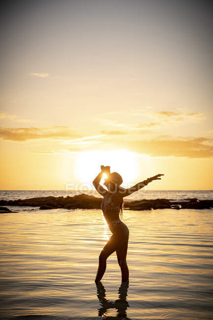 Giovane bella ragazza in bikini con lunghi capelli biondi sulla spiaggia. — Foto stock