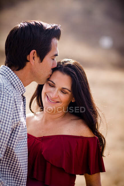 Nahaufnahme von Ehemann küsst werdende Ehefrau in San Diego — Stockfoto