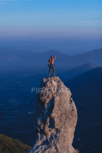 Bergsteiger beobachtet Landschaft mit der rechten Hand an der Hand — Stockfoto