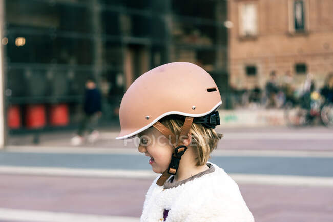 Little girl 3-4 years old in a helmet crying in a skate park — Stock Photo