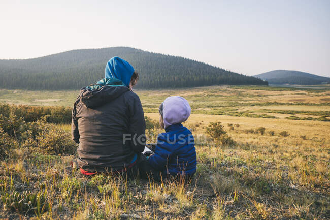 Madre e figlio godono la vista nel Buffalo Peaks Wilderness — Foto stock