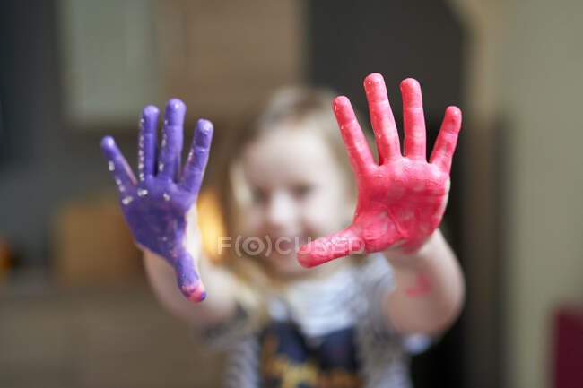 Bonito menina pintura no jardim de infância — Fotografia de Stock