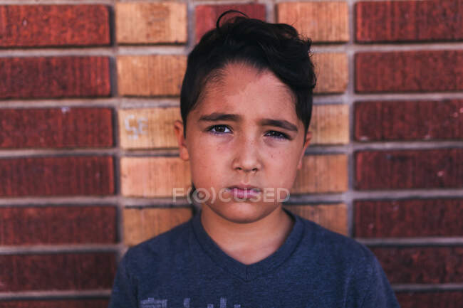 Ritratto di un giovane posando da parete — Foto stock