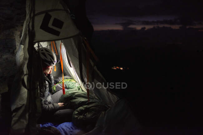 Mulher alpinista em um portaledge à noite, Eiger North Face — Fotografia de Stock