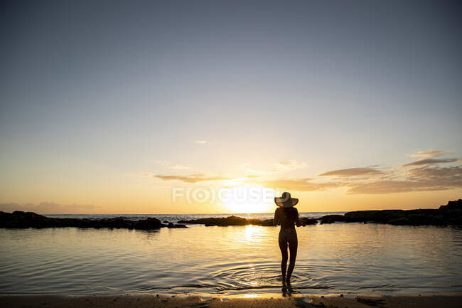 Jovem menina bonita em biquíni com longos cabelos loiros na praia. — Fotografia de Stock