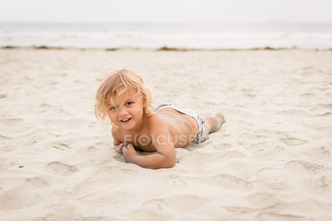 Criança bonito na praia relaxante — Fotografia de Stock