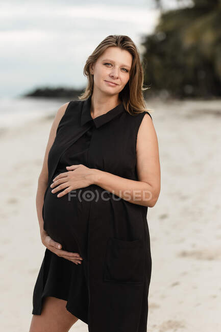 Mulheres grávidas brancas na praia branca perto do mar — Fotografia de Stock