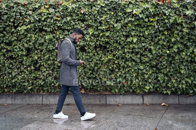 Afro-Geschäftsmann zu Fuß auf der Straße — Stockfoto