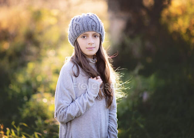 Beautiful young tween girl in sweater and hat outdoors in the fall. — Stock Photo