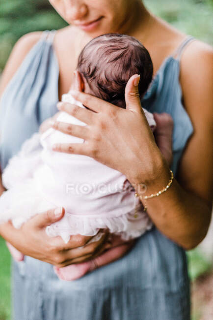 Фото черной матери, держащей свою новорожденную дочку близко — стоковое фото