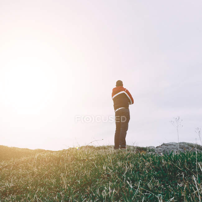 Homme trekking dans la montagne à Bilbao, Espagne, moment de méditation — Photo de stock