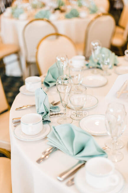 Красивые украшения свадебного стола в роскошном интерьере отеля — стоковое фото