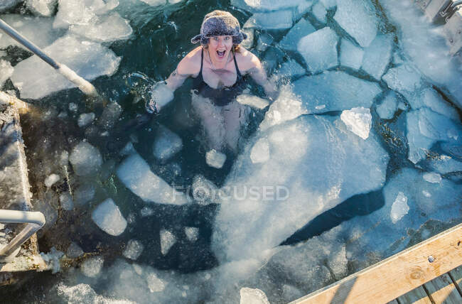 Americana sulla quarantina donna eccitata di nuotare con ghiaccio in Danimarca — Foto stock