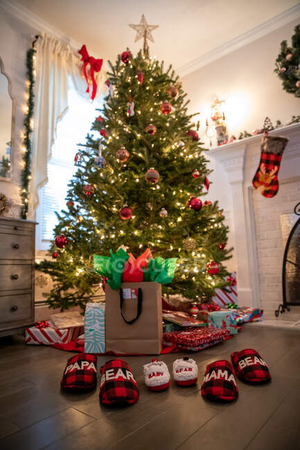 Різдвяна ялинка з подарунками та прикрасами в інтер'єрі — стокове фото