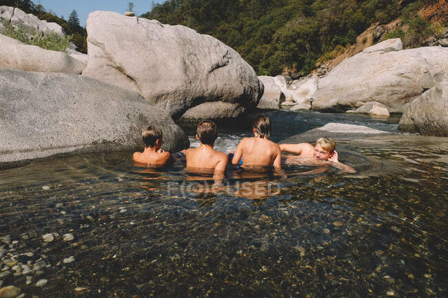 Tweens Relaxe juntos no calor do verão. Lounging e piscando. — Fotografia de Stock