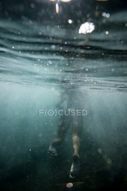 Mädchen taucht unter Wasser ins Meer — Stockfoto