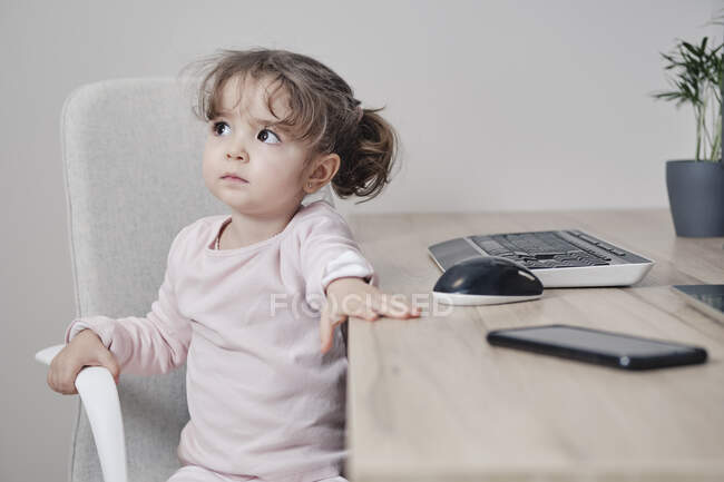 A 2 year old girl is using a computer keyboard — Stock Photo