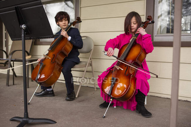 Deux enfants donnent un concert de violoncelle — Photo de stock