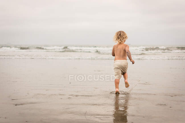 Mignon enfant sur la plage relaxant — Photo de stock