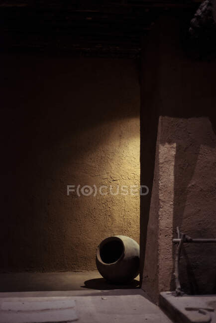 Maceta de cerámica con pared de barro en esquina sombreada de Fridas House México - foto de stock