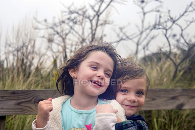 TWIN TODDLERS CHE SI INSIEME — Foto stock
