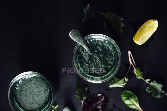 Homemade green smoothie with fresh mint and lemon. healthy food. — Stock Photo