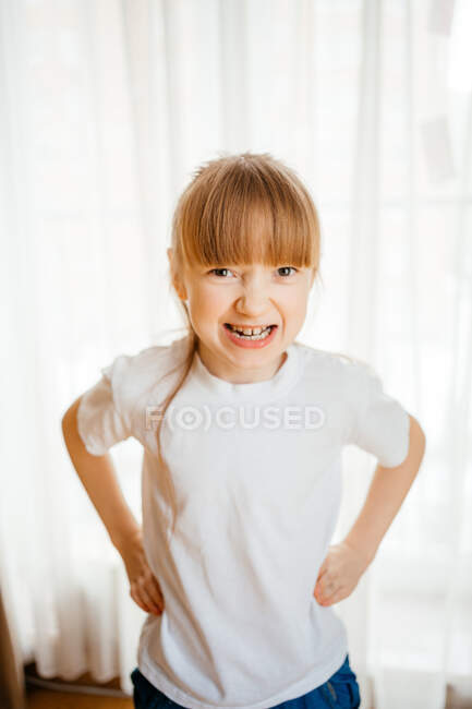 A menina mostra seus dentes e caretas — Fotografia de Stock
