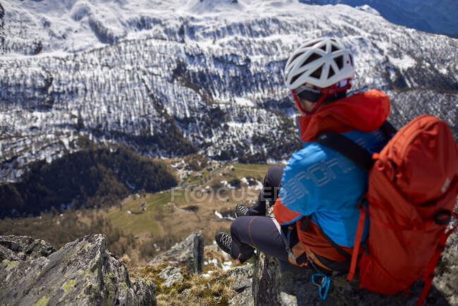 Homem escalando uma montanha nevada em um dia ensolarado em Devero, Itália. — Fotografia de Stock