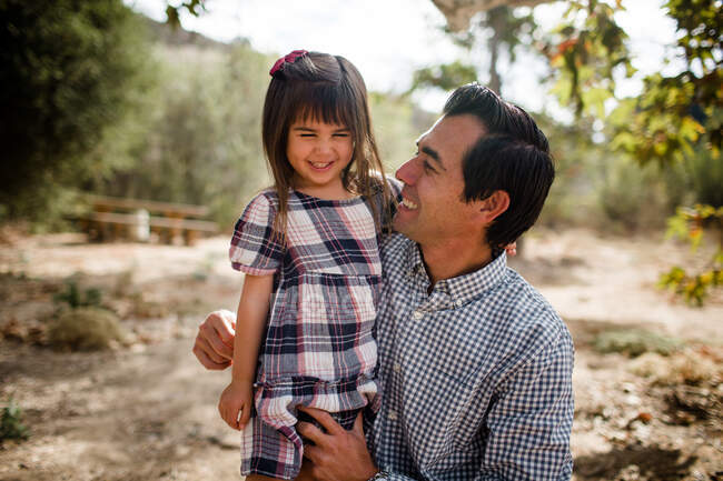Папа и дочь смеются в парке Сан-Диего — стоковое фото