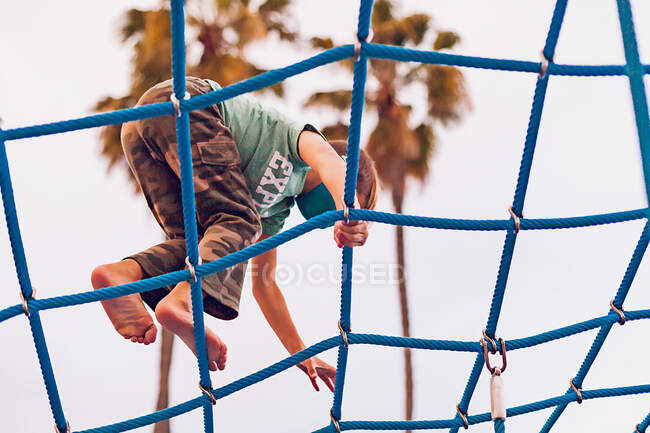 Carino ragazzo giocare su parco giochi — Foto stock