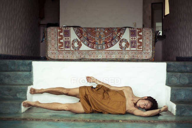 Atractiva persona alternativa baila en dormitorio sagrado con alfombra maya - foto de stock