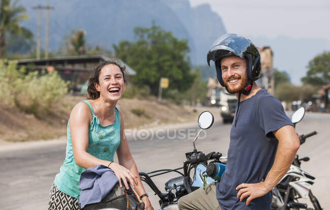 Pareja disfrutando de viaje por carretera en Laos - foto de stock