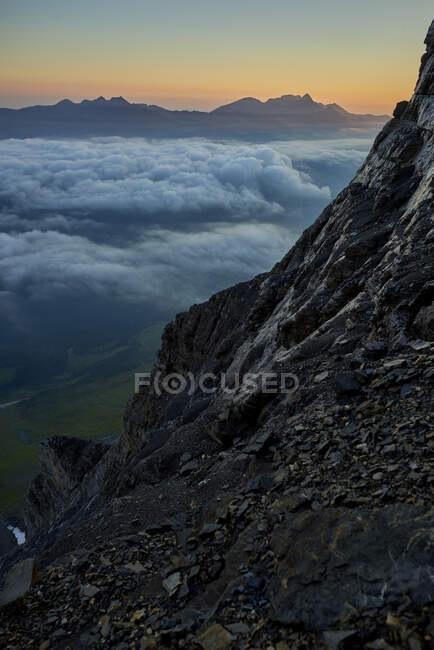 Eiger North Face escena rocosa con nubes - foto de stock