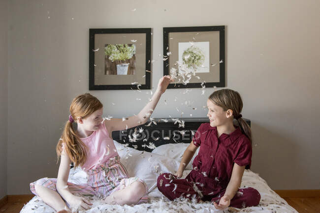 Zwei Mädchen spielen im Schlafzimmer zu Hause — Stockfoto